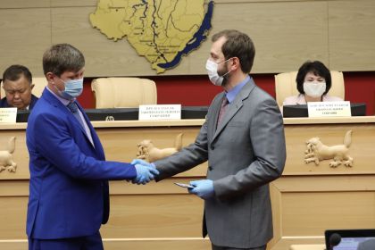 Денису Некипелову вручено удостоверение депутата Законодательного Собрания